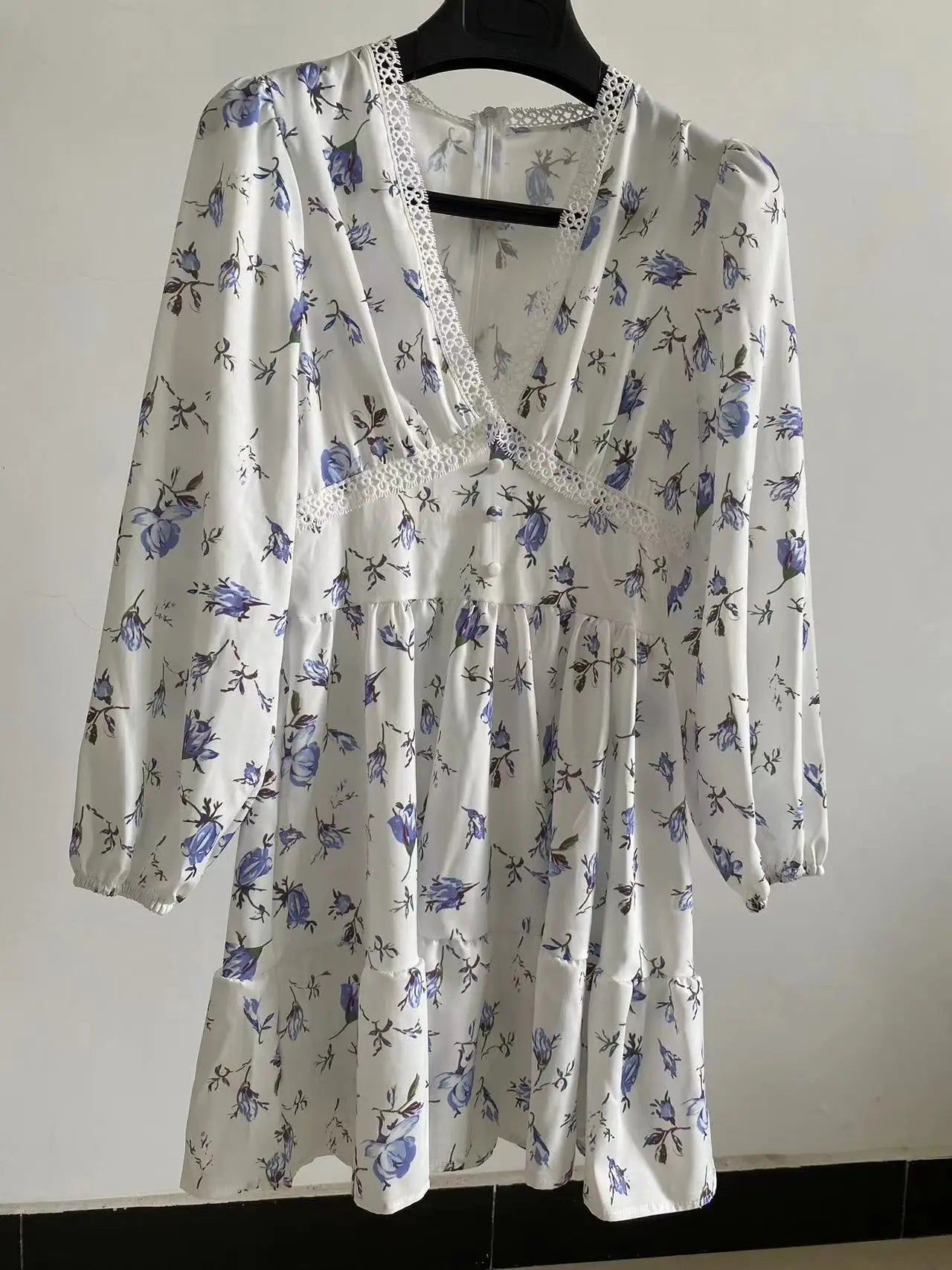 Vestido Floral Feminino Curto – Cintura Alta, Decote em V, Manga Comprida