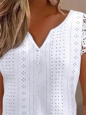 Blusa Casual de Verão – Decote em V, Manga Curta em Renda e Bordados Delicados