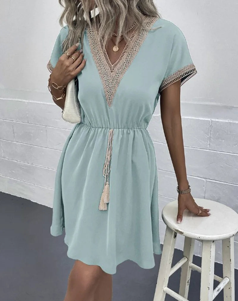 Vestido Elegante – Renda, Decote em V e Cintura Marcada| Verão 2025