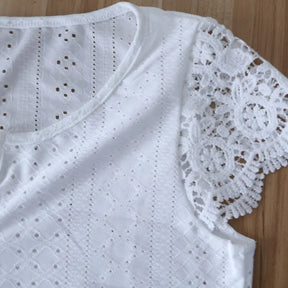 Blusa Casual de Verão – Decote em V, Manga Curta em Renda e Bordados Delicados
