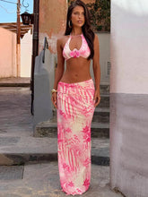 Summer Outfit – Halter Top with Appliques + Tight, Beach-Style Skirt with Pearl Necklace