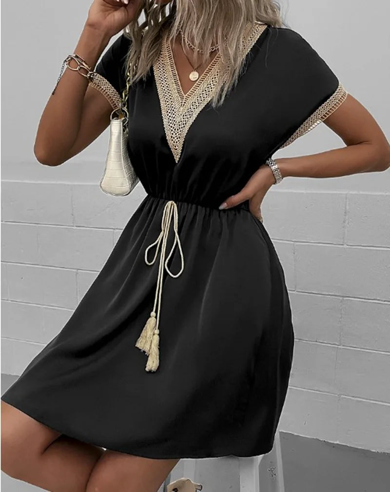Vestido Elegante – Renda, Decote em V e Cintura Marcada| Verão 2025