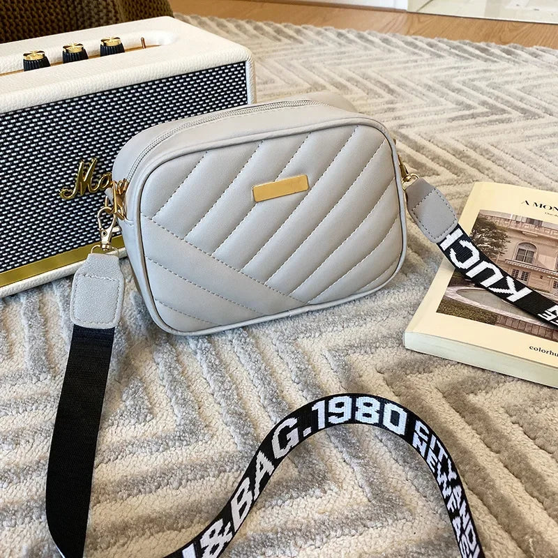Small Women's Crossbody Bag – Elegant Design in Synthetic Leather with Zipper Closure