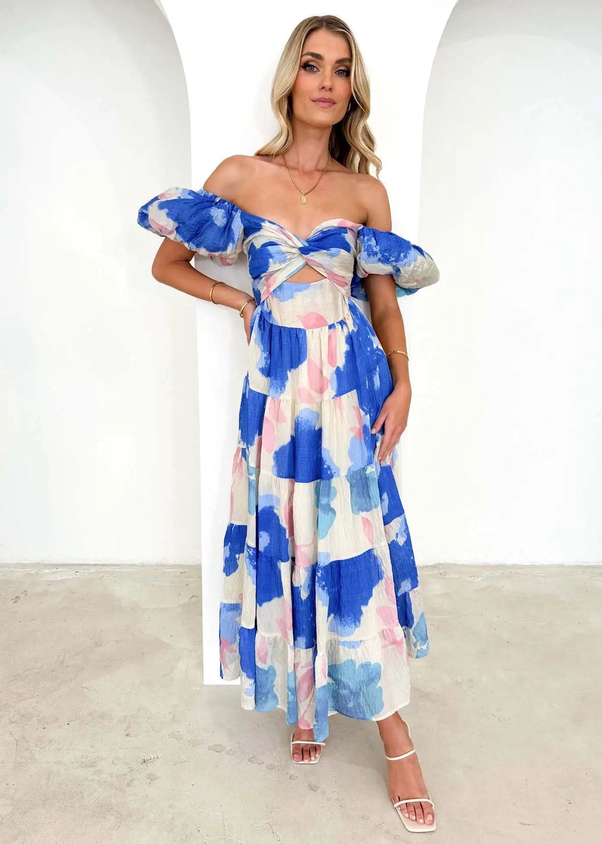 Elegant Women's Long Dress with Sophisticated Print – High Quality Model